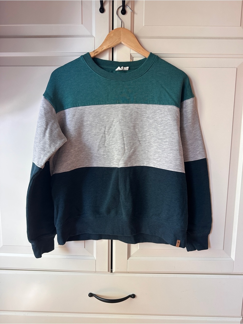 tentree Colorblock Crewneck Sweater in Teal, Light Gray & Dark Green